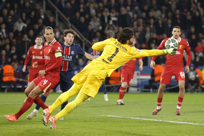 Alisson đã phải liên tục cứu thua cho Liverpool ở trận đấu với PSG