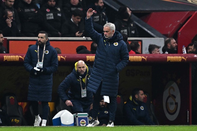 HLV Jose Mourinho của Fenerbahce bị cáo buộc tội phân biệt chủng tộc