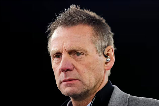 Stuart Pearce từng có 9 lần được mang băng thủ quân ĐT Anh