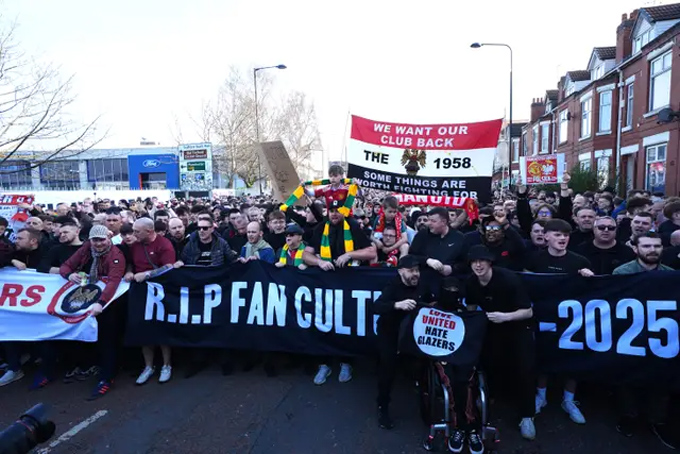 Nhóm The 1958 biểu tình trước sân Old Trafford