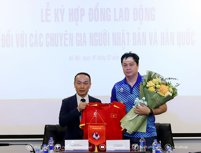 HLV thủ môn Lee Won Jae tiếp tục gắn bó với U22 và ĐT Việt Nam - Ảnh: VFF 