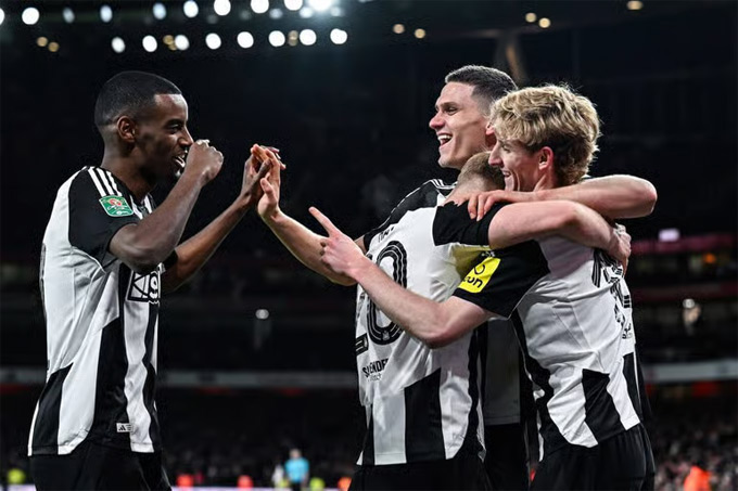 Isak đóng góp 1 bàn giúp Newcastle đánh bại Arsenal 2-0 ngay tại Emirates