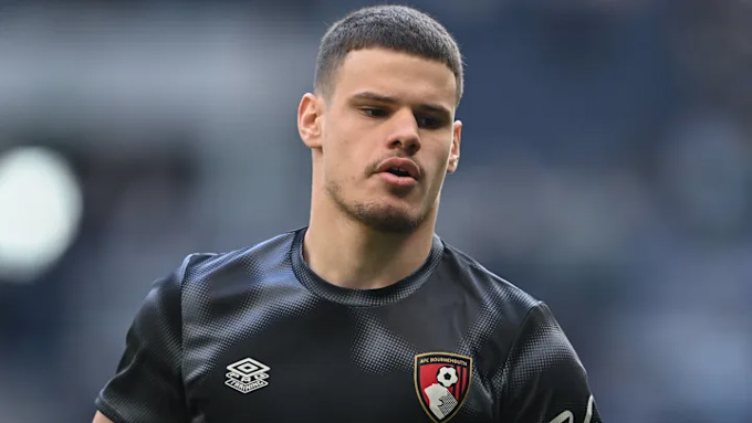 Milos Kerkez đang là mục tiêu của Liverpool