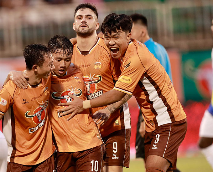 Lý Đức (3) đang thể hiện phong độ ấn tượng ở V.League 2024/25 - Ảnh: Trần Minh 