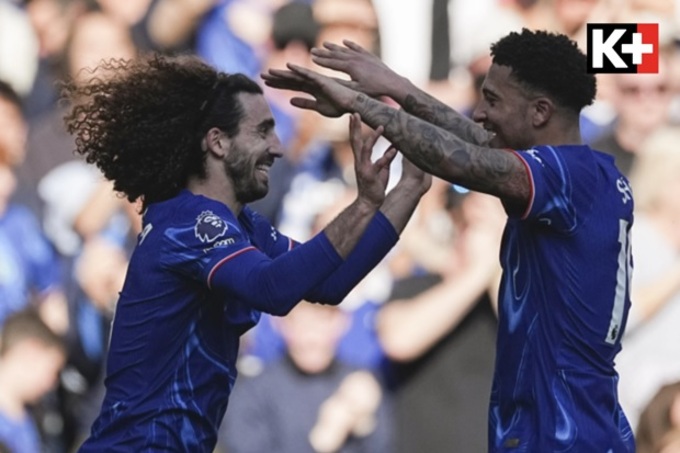 Marc Cucurella (trái) ăn mừng cùng Jadon Sancho sau chiến thắng 1-0 của Chelsea trước Leicester. Ảnh: AP