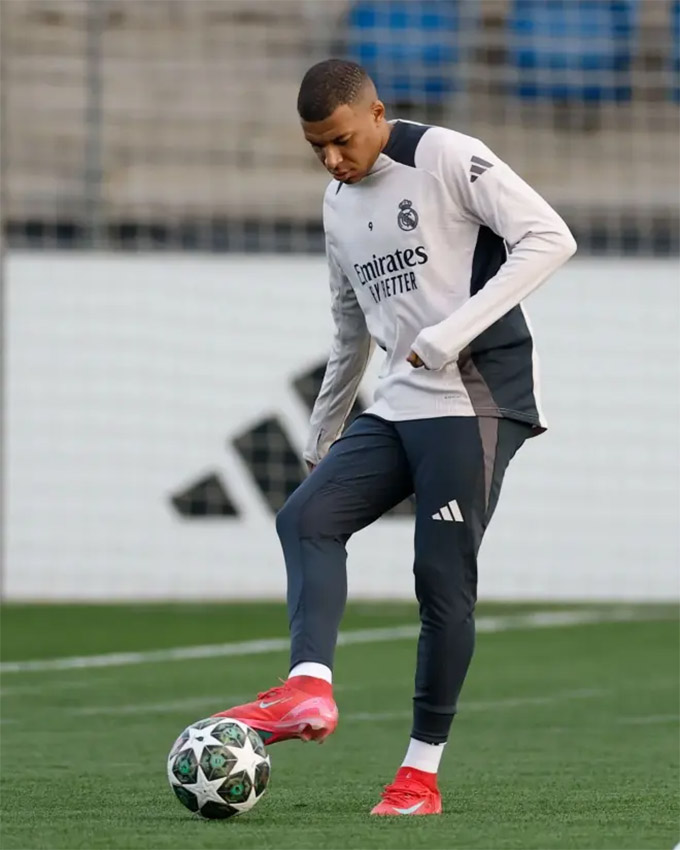 Mbappe tập riêng ở buổi tập hôm qua