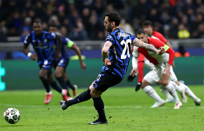 Hakan Calhanoglu đã không bỏ lỡ cơ hội ghi bàn từ chấm 11m để ấn định chiến thắng 2-1 cho Inter