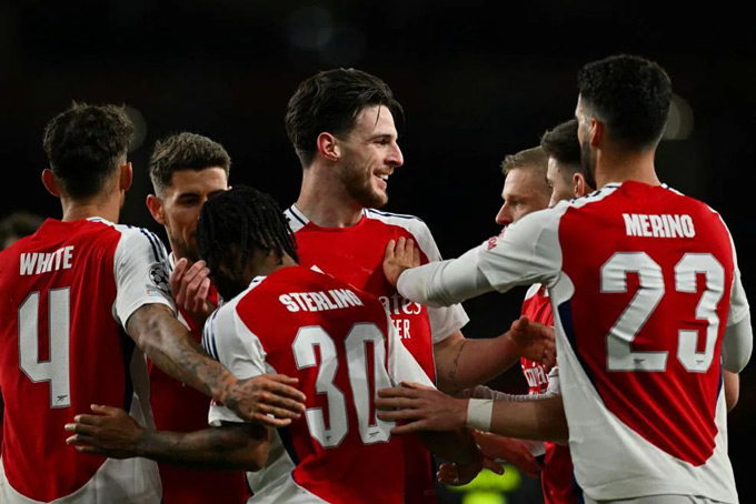 Arsenal đã vào tứ kết Champions League