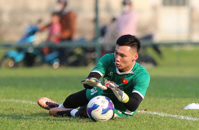 Thủ môn Xuân Hoàng là người mệt nhất trong buổi tập. Ảnh: Anh Khoa 