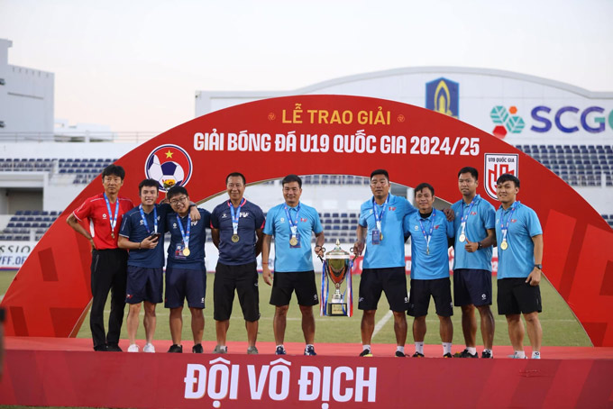 Ban huấn luyện PVF ăn mừng chức vô địch U19 QG 2024/25