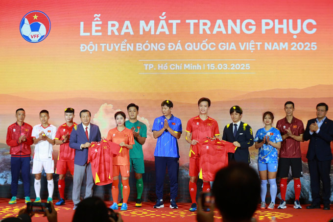 Các thành viên của các ĐTQG Việt Nam gồm ĐT nam, nữ và futsal trong lễ ra mắt áo đấu mới