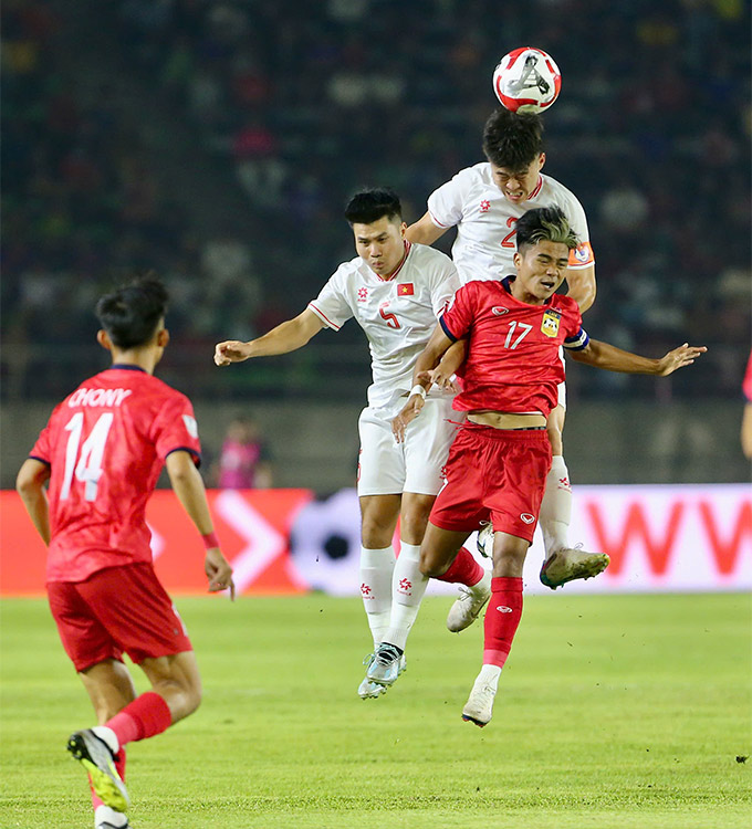 Bouphachan Bounkong và các đồng đội gây ra nhiều khó khăn cho ĐT Việt Nam ở trận khai màn AFF Cup 2024 - Ảnh: Đức Cường 