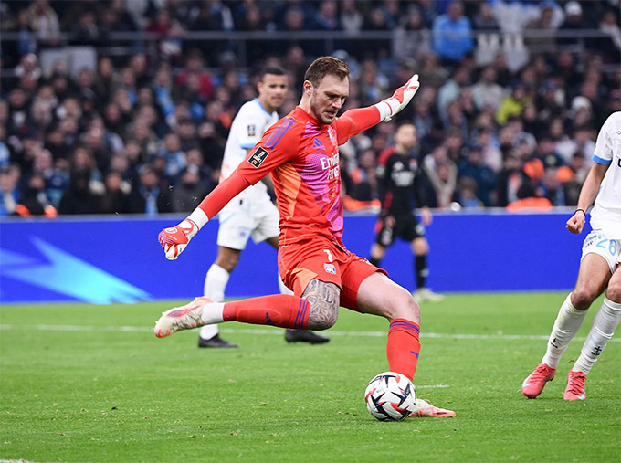 Lucas Perri thay thế xuất sắc Anthony Lopes trong khung gỗ Lyon