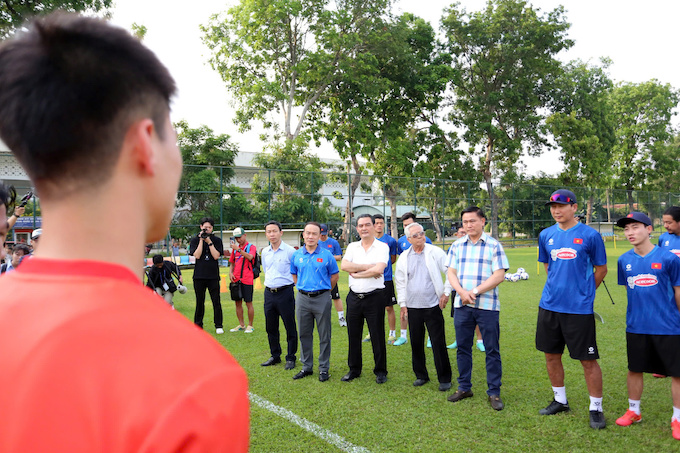 Phó chủ tịch Trần Anh Tú và các lãnh đạo VFF thăm ĐT Việt Nam. Ảnh: Anh Khoa 