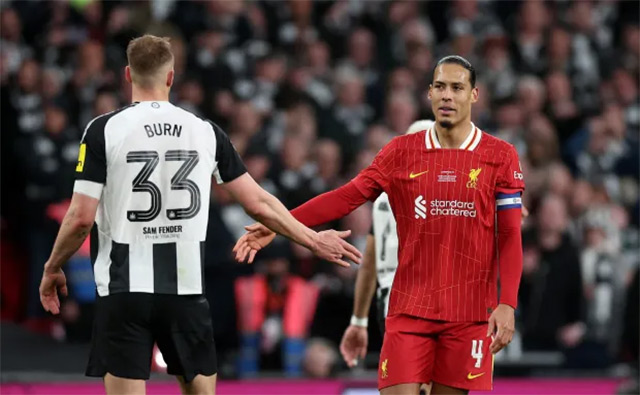 Burn là người mở tỷ số cho Newcastle sau khi đánh bại Van Dijk trong pha không chiến