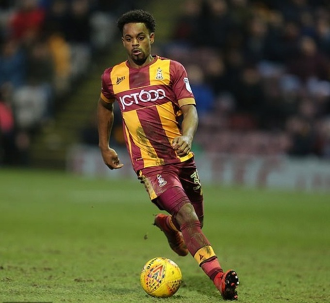 Robinson tiếp cận với nhóm nữ sinh trong một sự kiện do Bradford City tổ chức.