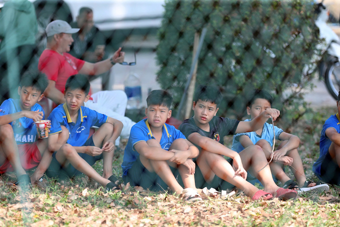 Các cầu thủ nhí của Bình Dương luôn có mặt theo dõi các buổi tập của đàn anh. Ảnh: Anh Khoa 