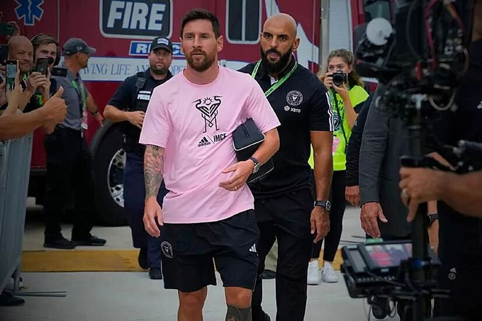 Messi và vệ sĩ Chueko phía sau