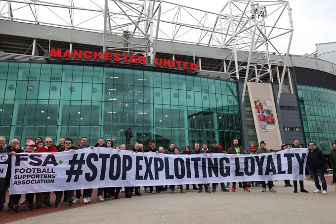 Cuộc biểu tình diễn ra bên ngoài sân Old Trafford