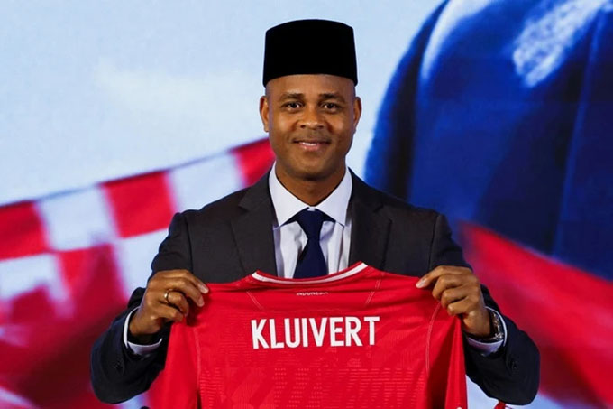 HLV Patrick Kluivert chuẩn bị ra mắt tuyển Indonesia - Ảnh: CNN