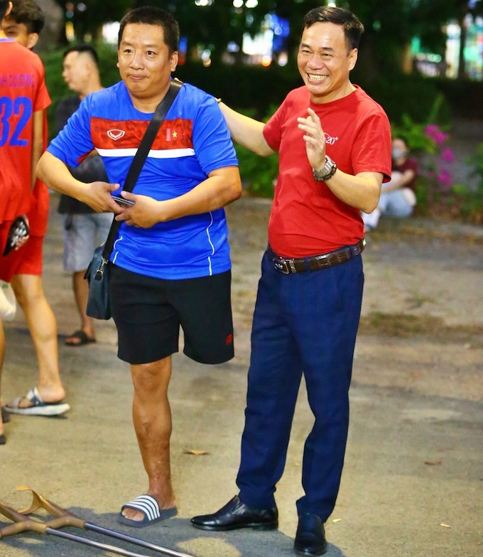 Anh Kiên Cường và ông Tiến Quyền - ba của tuyển thủ Tiến Linh có mặt trên sân. Ảnh: Anh Khoa 