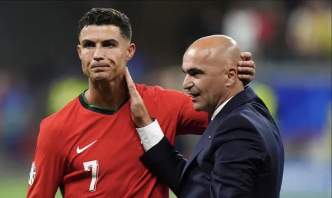 HLV Martinez lên tiếng bảo vệ Ronaldo