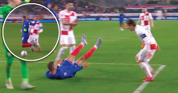 Modric lấy bóng và Mbappe ngã xuống sân khiến cầu thủ của Croatia nổi điên