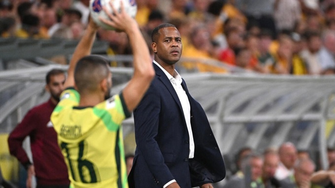 Kluivert bất lực trước đối thủ đẳng cấp Australia