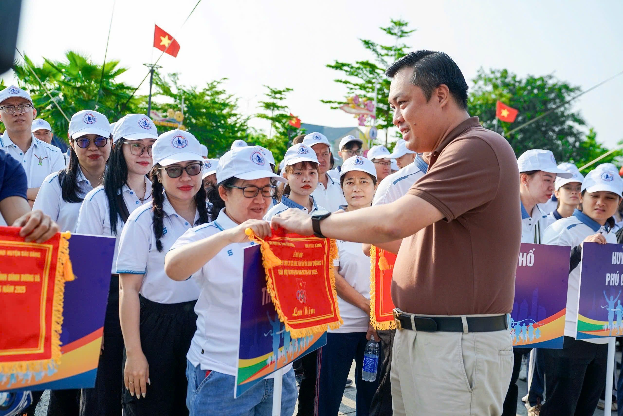 Ông Cao Văn Chóng – Phó Giám đốc Sở Văn hóa, Thể thao và Du lịch tỉnh Bình Dương tặng cờ lưu niệm cho các đội về tham dự Ngày chạy Olympic vì sức khỏe toàn dân tỉnh Bình Dương và Giải Việt dã huyện Bàu Bàng mở rộng năm 2025