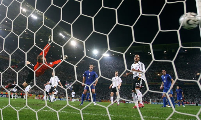 Jens Lehmann bất lực nhìn bóng bay vào lưới từ cú sút của Fabio Grosso, tại bán kết World Cup 2006