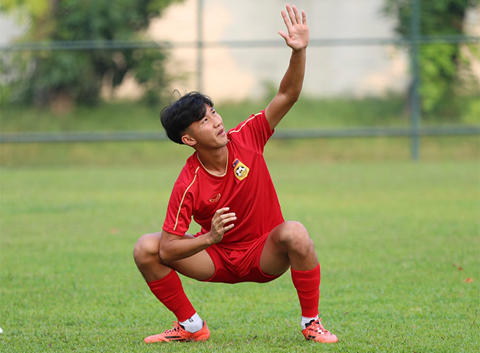 Tiền vệ gốc Việt Damoth Thongkhamsavath trong buổi tập đầu tiên của ĐT Lào tại Bình Dương - Ảnh: Gia Hân 