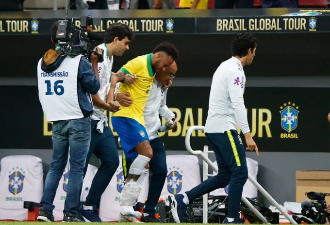 Neymar chấn thương và bị loại khỏi ĐT Brazil trong lúc đang bị Trindade kiện