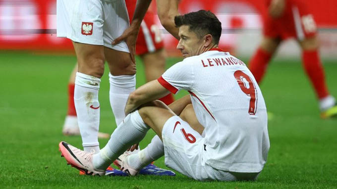 Lewandowski không quay lại Barca sau  trận gặp Lithuania 