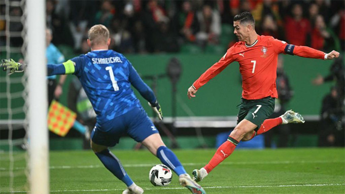 Ronaldo đá hỏng 11m, nhưng kịp ghi dấu ấn với bàn thắng nâng tỷ số lên 2-1