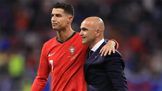 HLV Martinez bênh vực Ronaldo