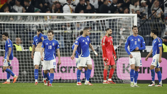 Italia hòa 3-3 với Đức trên sân đối thủ nhưng vẫn bị loại do thua chung cuộc 4-5