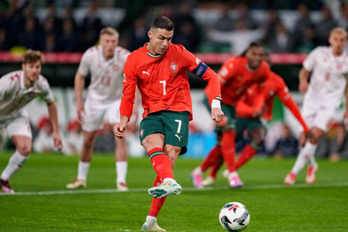 Ronaldo đá hỏng 11m