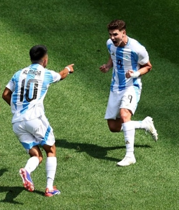 "Song sát" Julian Alvarez vs Thiago Almada đã chơi một trận đấu hay trước chủ nhà Uruguay