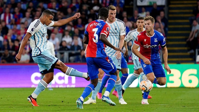Murillo (trái) từng đi bóng qua gần như toàn bộ đội hình Crystal Palace