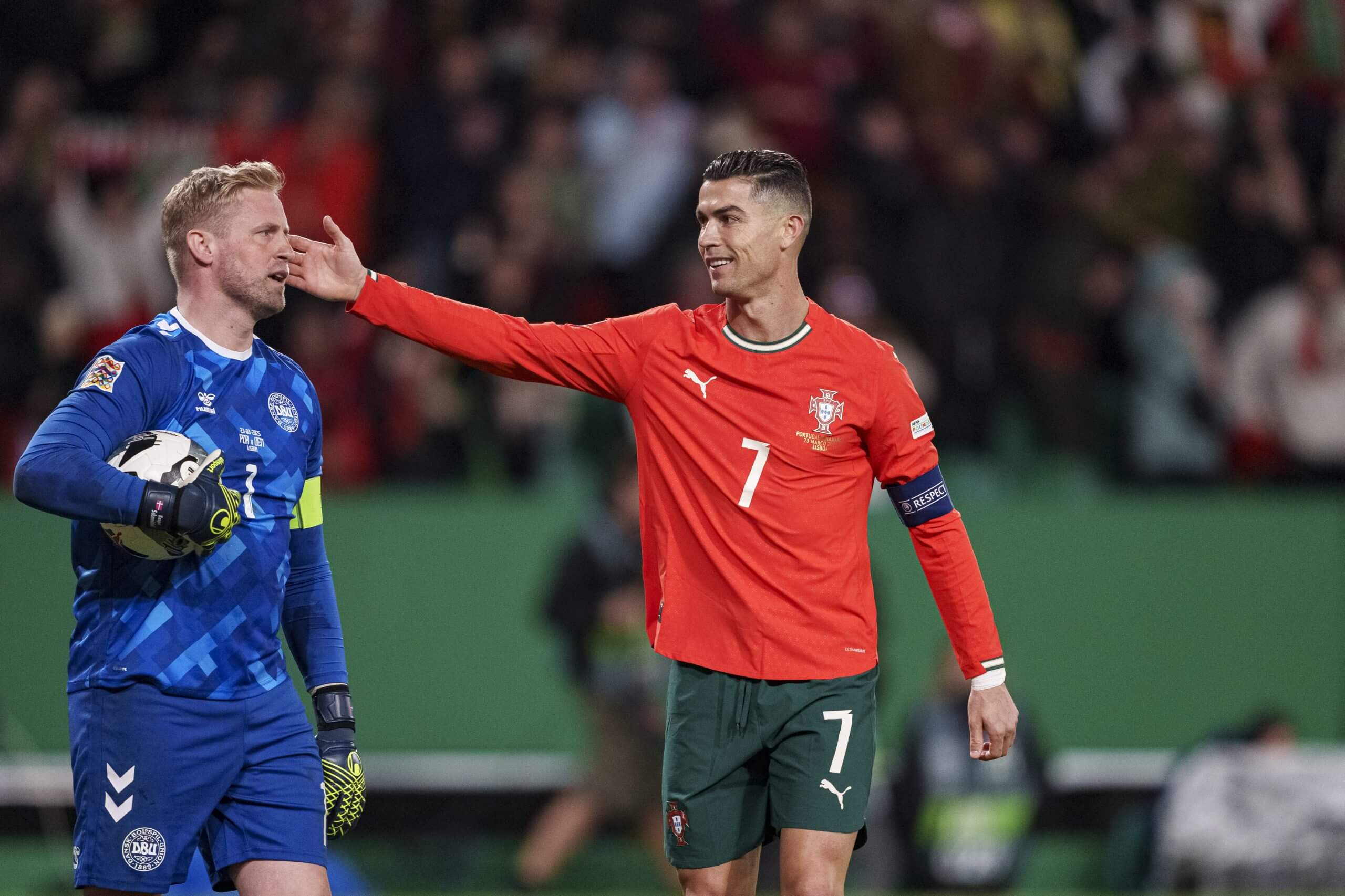 Ronaldo đấu với Schmeichel như "trẻ trâu"