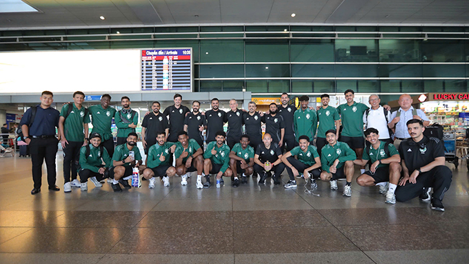 Các thành viên của ĐT futsal Saudi Arabia chụp ảnh tại sân bay.  Ảnh: Đình Viên 