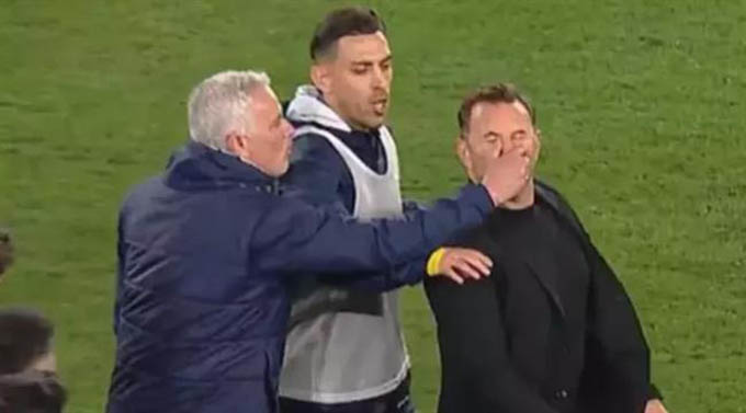Mourinho gây bê bối bóp mũi