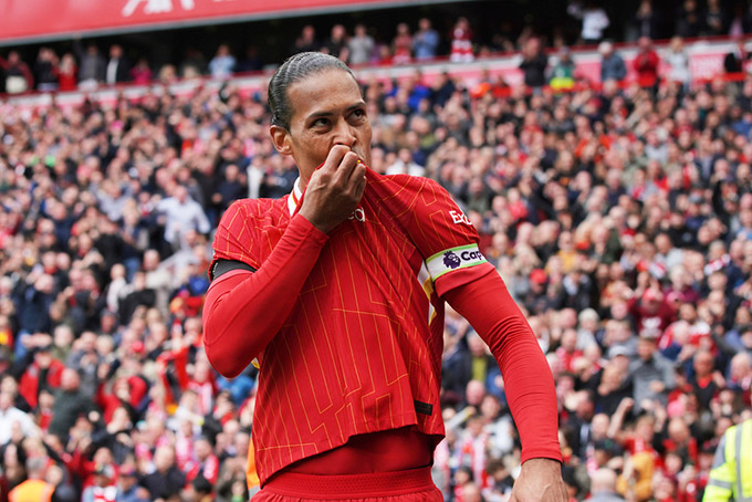 Van Dijk vừa gia hạn 2 năm với Liverpool