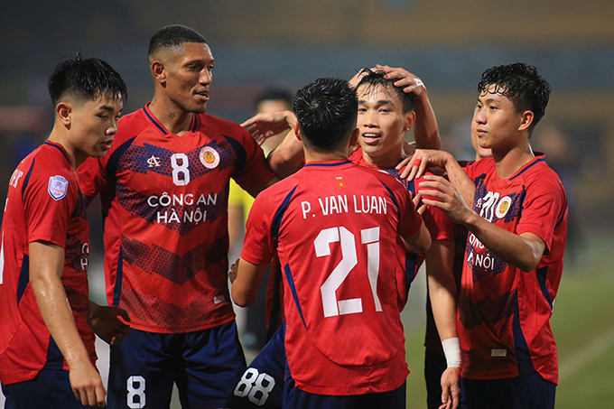 CAHN phải thắng cách biệt 2 bàn ở trận lượt về. Ảnh: Minh Tuấn