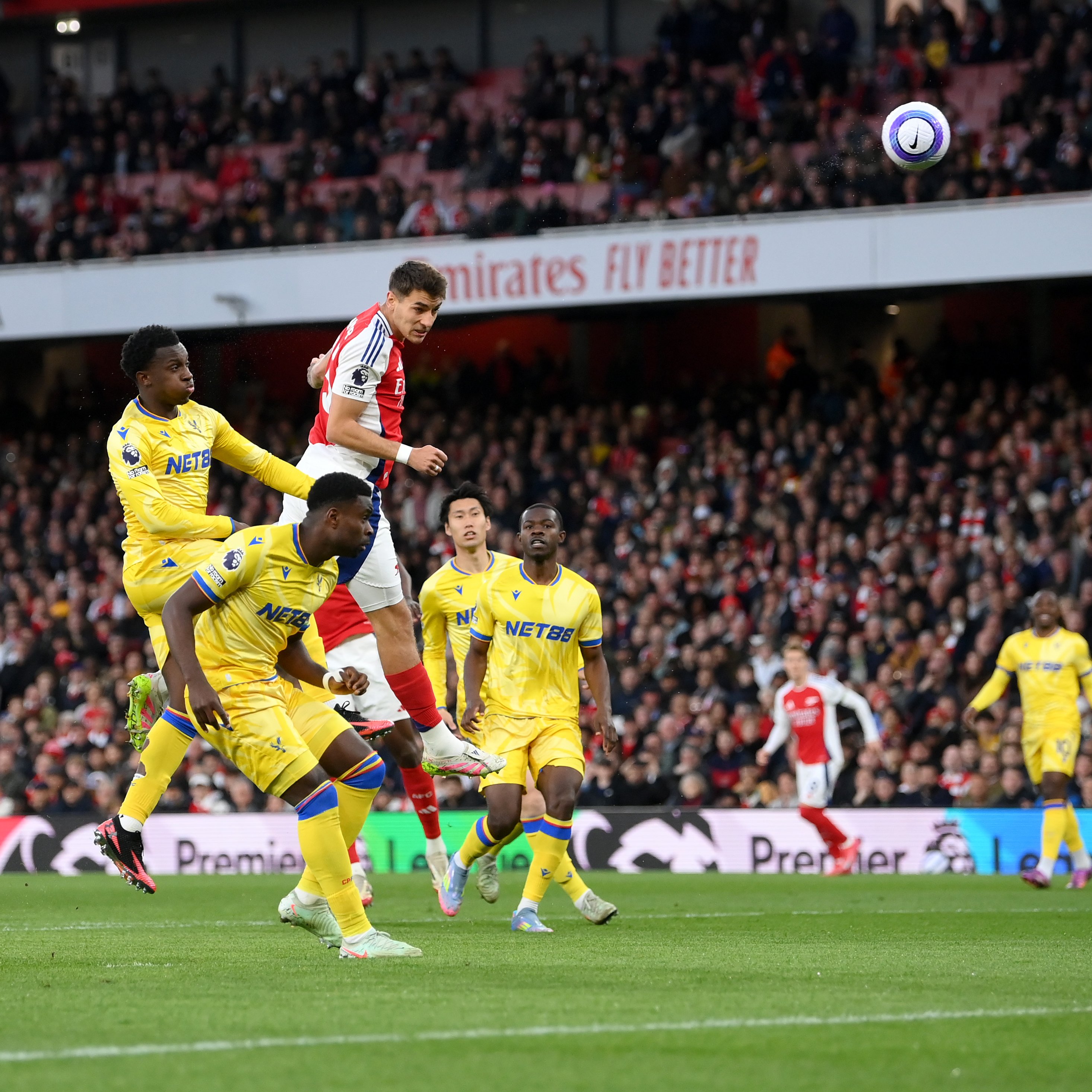Jakub Kiwior mở tỷ số cho Arsenal trước Crystal Palace ngay phút thứ 2