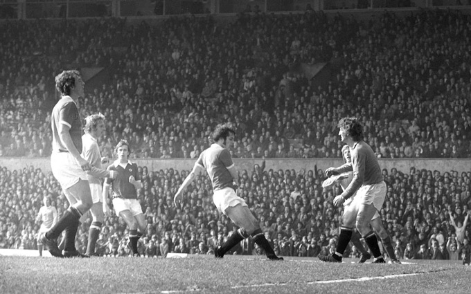 Ngay cả sau khi cựu danh thủ Denis Law (thứ hai từ trái sang) ghi bàn vào lưới khiến MU phải xuống hạng vào năm 1974, số lượng khán giả đến sân Old Trafford vẫn duy trì ở mức cao trong mùa giải thi đấu tại giải Hạng Nhì
