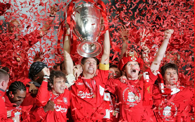 Steven Gerrard giơ cao chiếc cúp Champions League sau chiến thắng ngược dòng đáng nhớ của Liverpool trước AC Milan vào năm 2005