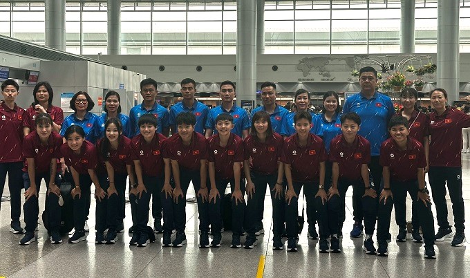 ĐT futsal nữ Việt Nam tại sân bay Tân Sơn Nhất