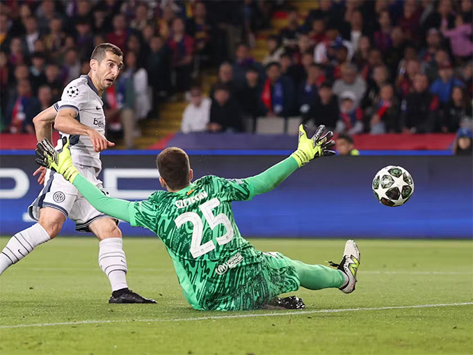 Mkhitaryan bị từ chối một bàn thắng