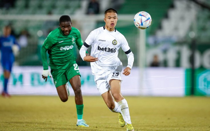 Chung Nguyen Do (áo trắng) trong màu áo Slavia Sofia